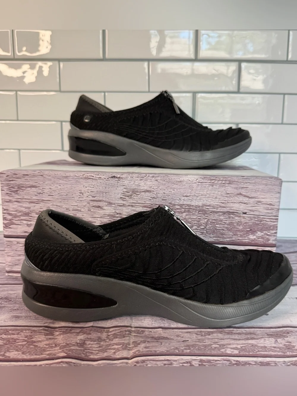 Bzees Womens Fancy ✨ Low Top Zipper Walking Shoes Size 6